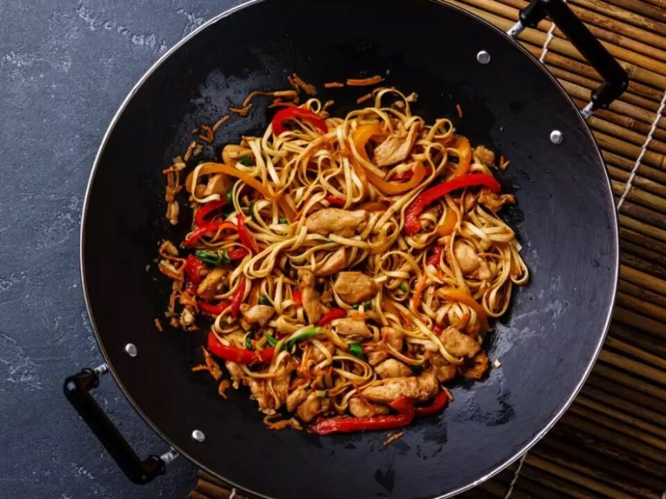 Noodles με Κοτόπουλο, Κόκκινο Λάχανο και Πιπεριές